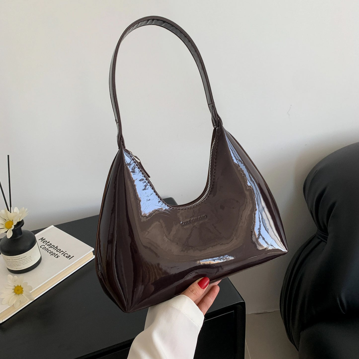 Bolsa de ombro em couro envernizado, elegante e de alta qualidade, perfeita para sair, fazer compras e para encontros.