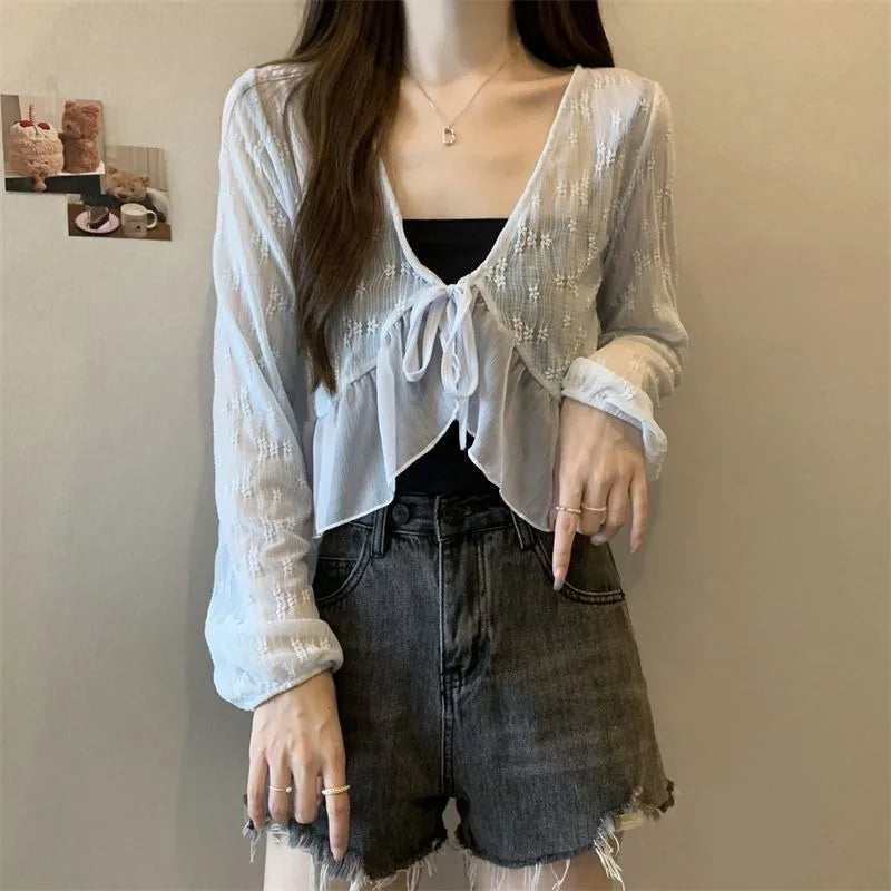 Blusa de Renda com Laço, Camisa Feminina de Verão, Manga Flare, Decote em V, Cropped de Cintura Alta, Estilo Y2K, Tops de Proteção Solar, Camisa Bandage Doce com Detalhes em Renda.