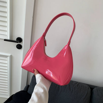 Bolsa de ombro em couro envernizado, elegante e de alta qualidade, perfeita para sair, fazer compras e para encontros.